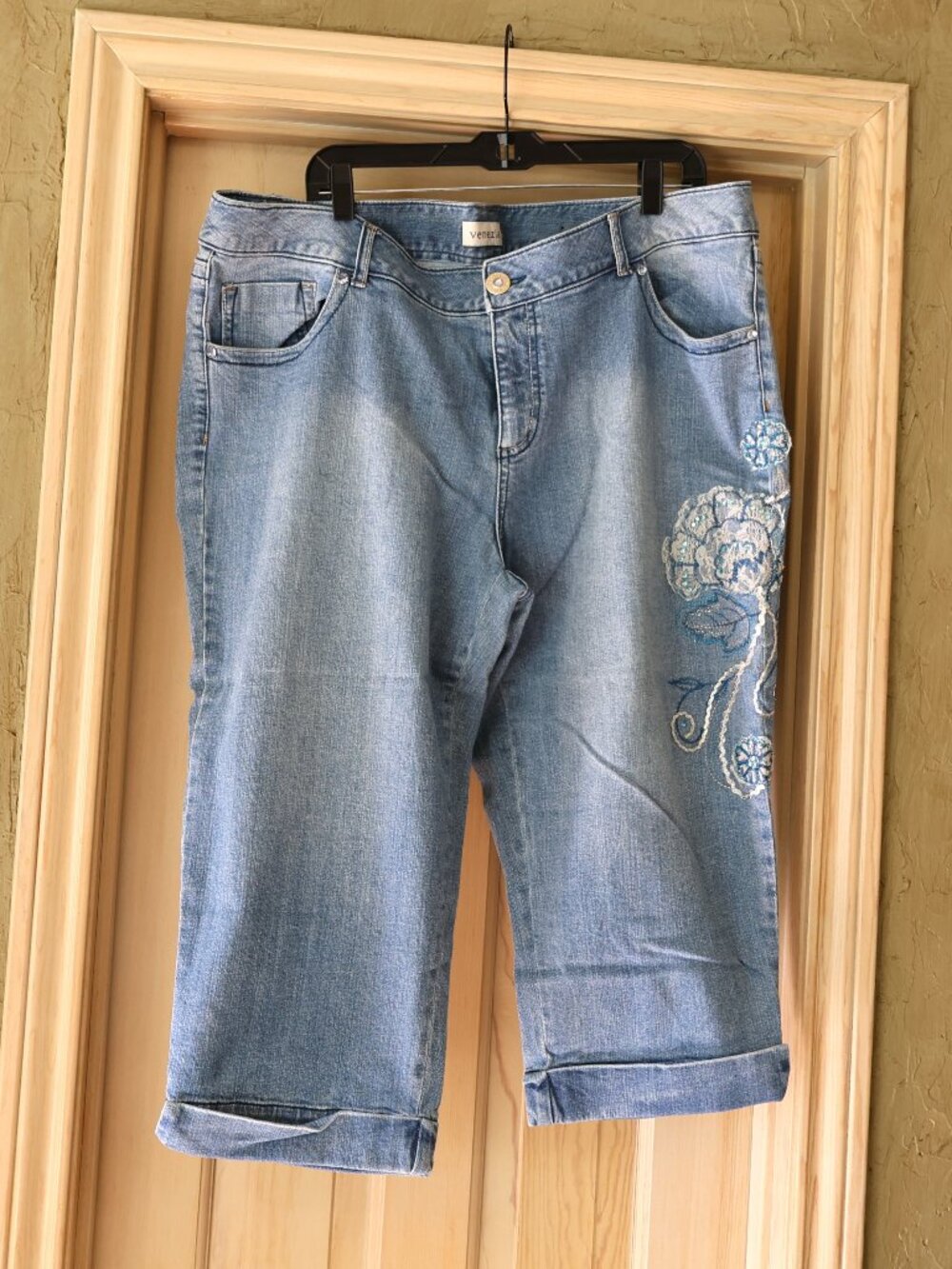 Lane Bryant Venezia Jeans Capris Size 22 Embroidered Applique Detail Light Denim